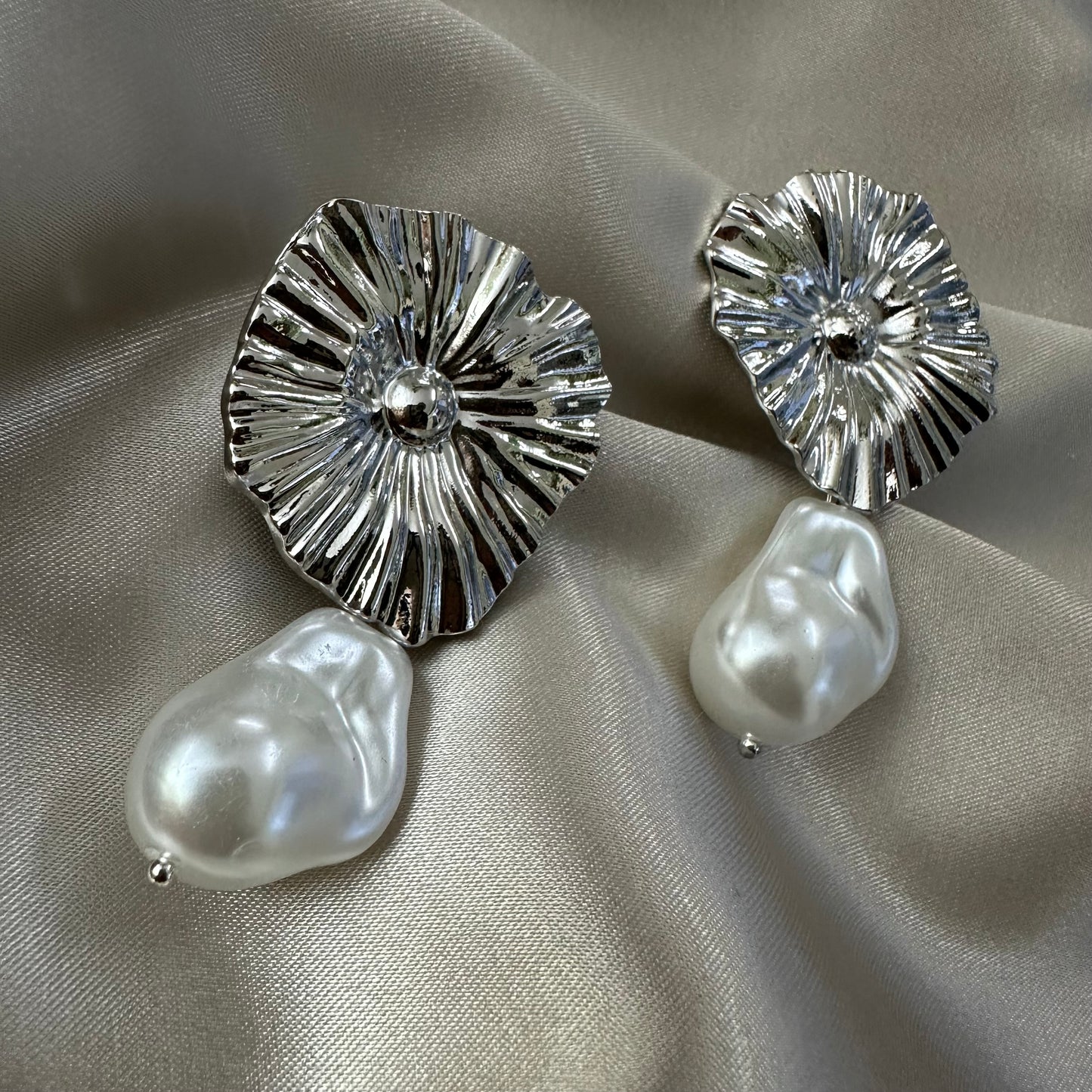Aretes Flor Perla Rodio