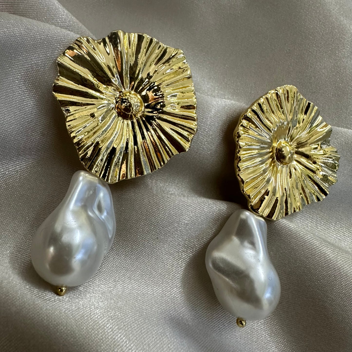Aretes Flor Perla Chapa