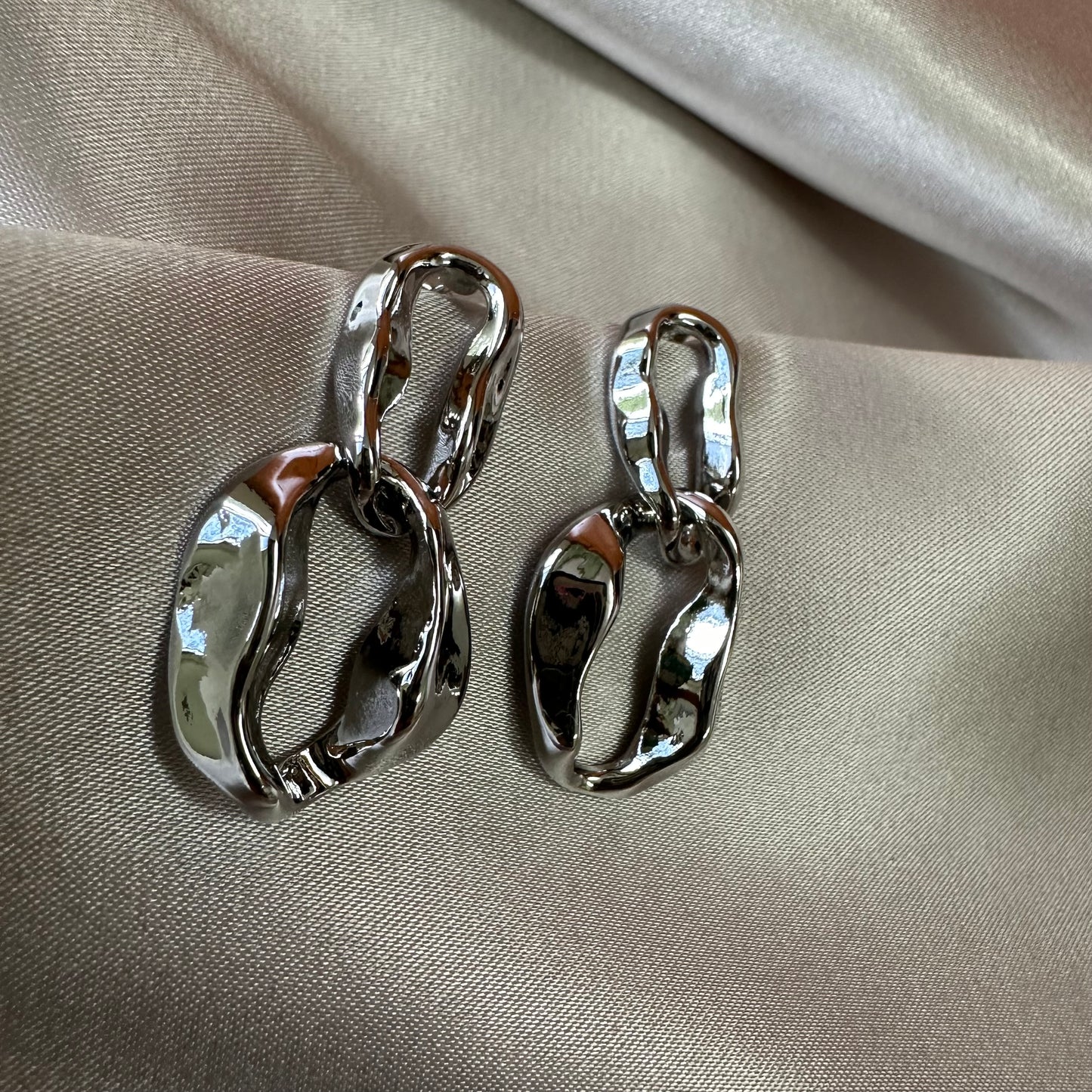 Aretes Ocho Plateado