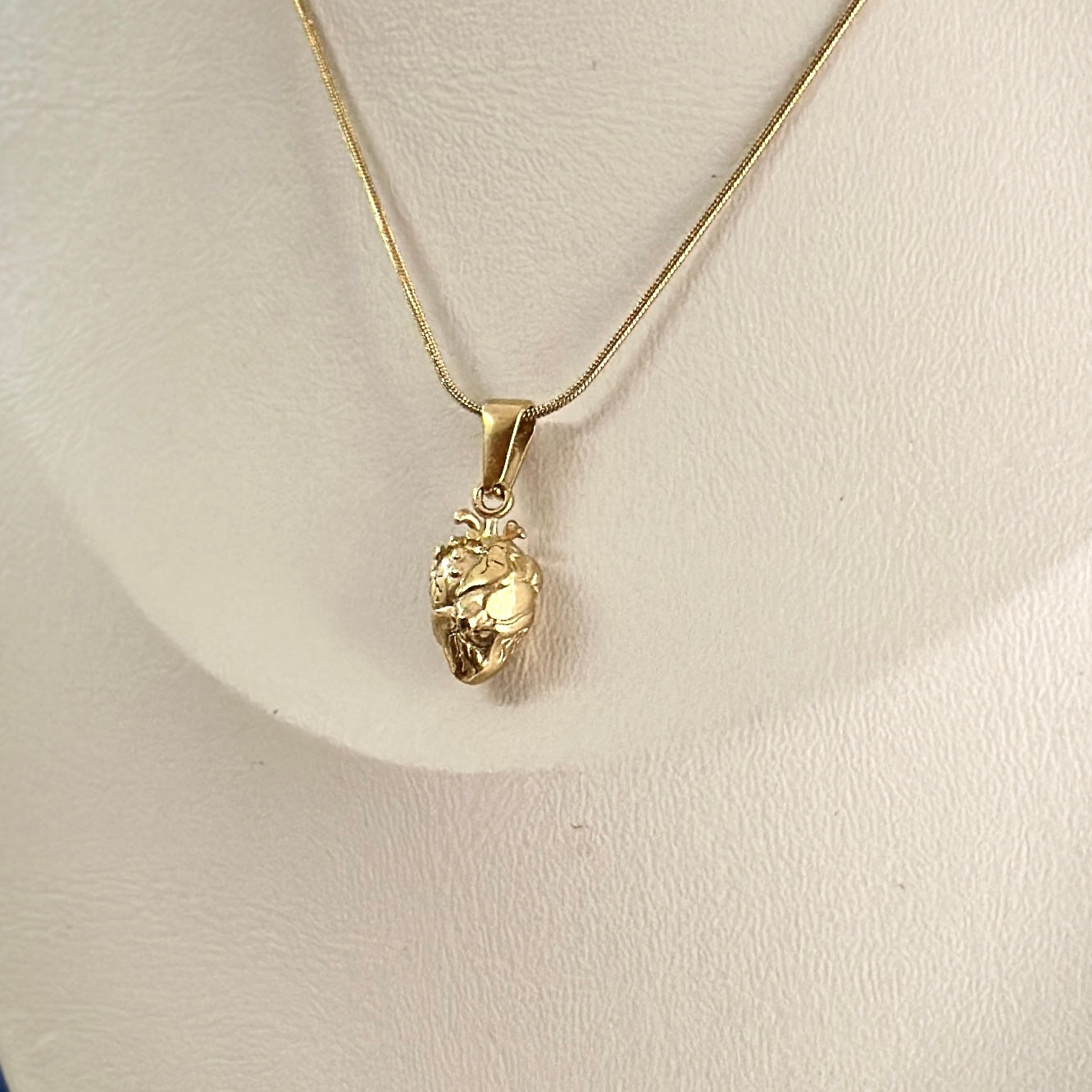 Collar Corazón Anátomico Dorado